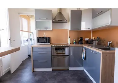 Cuisine ou kitchenette dans l'établissement Appartement T2, fonctionnel, Parking,balcon ,2 minutes gare ,17 minutes Paris