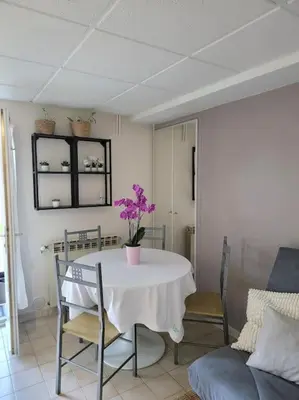 Coin salon dans l'établissement Charmant appartement 35 m2 avec terrasse et jardin