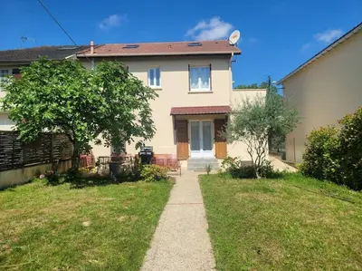 Jardin de l'établissement Charmant appartement 35 m2 avec terrasse et jardin