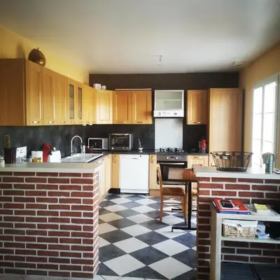 Cuisine ou kitchenette dans l'établissement Les volets bleus