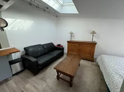 Coin salon dans l'établissement Petite maison indépendante avec parking