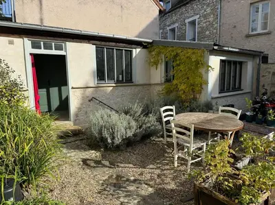 Jardin de l'établissement Petite maison indépendante avec parking