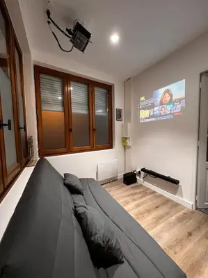 Télévision ou salle de divertissement dans l'établissement Le CinéChic RDC