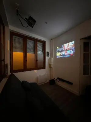 Télévision ou salle de divertissement dans l'établissement Le CinéChic RDC