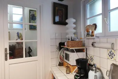 Plan de l'établissement Une chambre et des tableaux