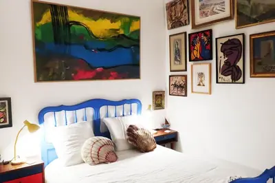 Un ou plusieurs lits dans un hébergement de l'établissement Une chambre et des tableaux