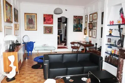 Coin salon dans l'établissement Une chambre et des tableaux