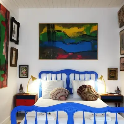 Une chambre et des tableaux