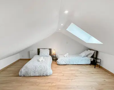 Un ou plusieurs lits dans un hébergement de l'établissement Maison lumineuse avec verrière & grand écran