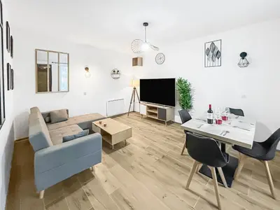 Télévision ou salle de divertissement dans l'établissement Maison lumineuse avec verrière & grand écran