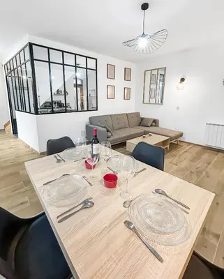 Coin salon dans l'établissement Maison lumineuse avec verrière & grand écran
