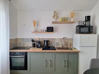 Cuisine ou kitchenette dans l'établissement Charmante maisonnette équipée