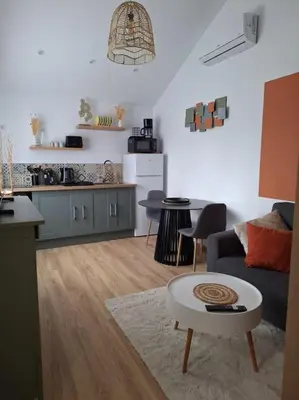 Cuisine ou kitchenette dans l'établissement Charmante maisonnette équipée