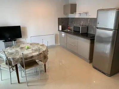Cuisine ou kitchenette dans l'établissement Agréable appartement 2 pièces