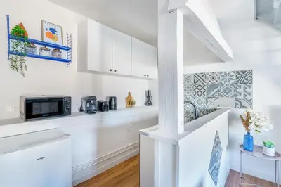 Cuisine ou kitchenette dans l'établissement Maisonnette Bleu Horizon avec jardin - 2min Gare - Serenito Homes
