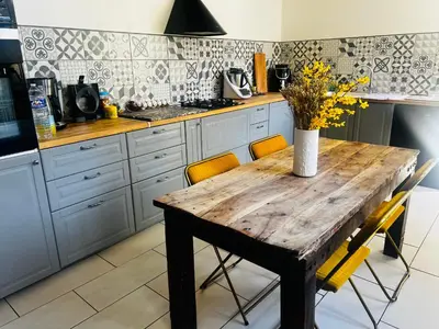Cuisine ou kitchenette dans l'établissement Grande maison à 1H de la mer et 1H de Paris