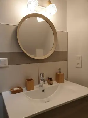Salle de bains dans l'établissement Maison de charme avec jardin au bord de l'Eure