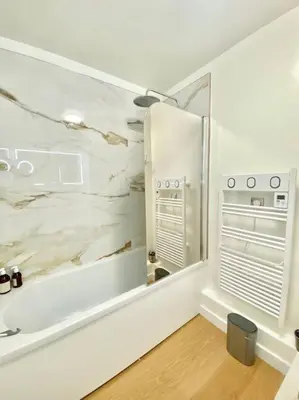 Salle de bains dans l'établissement Le Domaine Réservé , parking et écrin de verdure