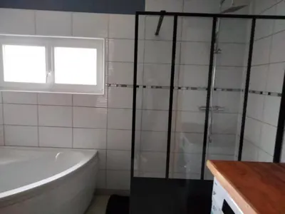 Salle de bains dans l'établissement Maison accueillante à Petit-Caux avec jardin