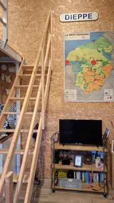 Télévision ou salle de divertissement dans l'établissement studio indépendant proche de la mer LE Bon Secours