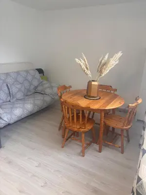 Coin salon dans l'établissement La petite récréation, Place de parking inclus