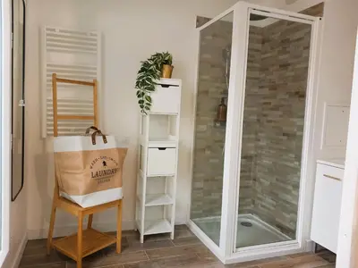 Salle de bains dans l'établissement Studio CERGY 5 min de la Gare et place parking