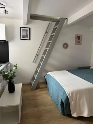Un ou plusieurs lits dans un hébergement de l'établissement Studio avec mezzanine Paris 30 min Wi-Fi rapide