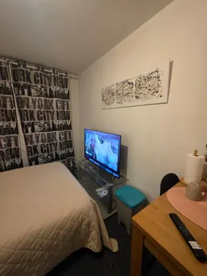 Télévision ou salle de divertissement dans l'établissement Chambre privée avec Clé