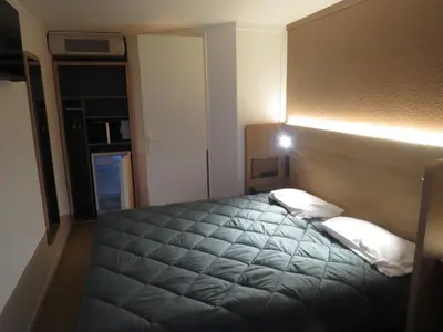 Un ou plusieurs lits dans un hébergement de l'établissement HOTEL PREMIERE CLASSE Rouen Sud Oissel