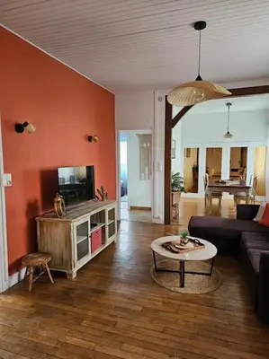 Télévision ou salle de divertissement dans l'établissement Maison Beauvais-Tillé aéroport