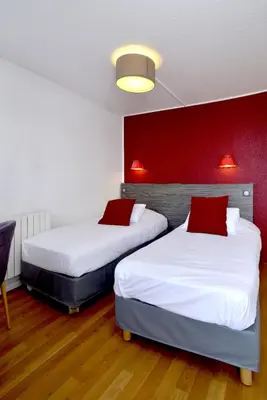 Un ou plusieurs lits dans un hébergement de l'établissement Kyriad Rouen Sud - Oissel