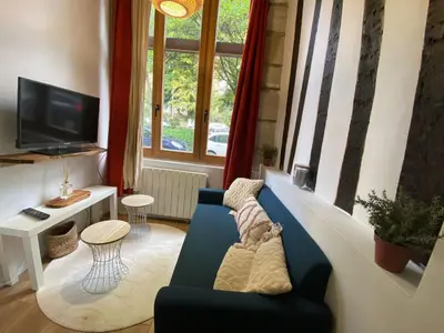 Télévision ou salle de divertissement dans l'établissement La mezzanine du Maire - 352