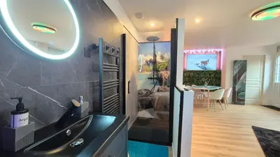 Salle de bains dans l'établissement Balnéo Nuits Tranquilles Rouen