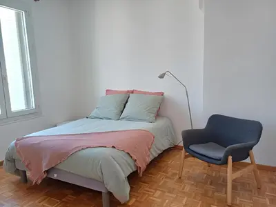 Un ou plusieurs lits dans un hébergement de l'établissement Au Pied de la gare et centre ville - 2 chambres - spacieux