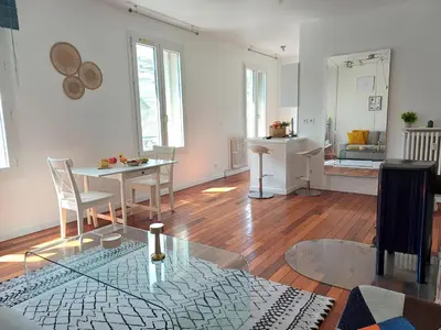 Coin salon dans l'établissement Au Pied de la gare et centre ville - 2 chambres - spacieux