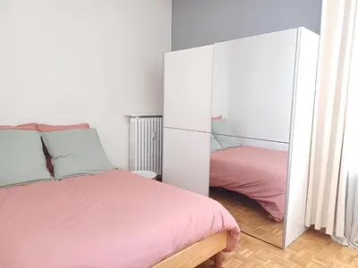 Un ou plusieurs lits dans un hébergement de l'établissement Au Pied de la gare et centre ville - 2 chambres - spacieux