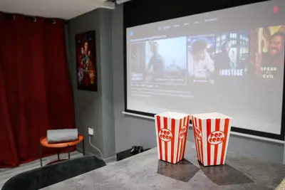 Coin salon dans l'établissement Suite CinéRoom à 25 min de Paris