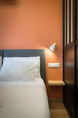 Un ou plusieurs lits dans un hébergement de l'établissement La Love-Room d'Alice balnéo et vidéo-projecteur !