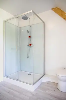 Salle de bains dans l'établissement La Casanyères BnB - Campagne Normande - 5min Mer - Cabine de Plage