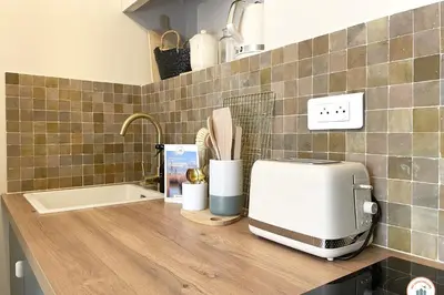 Cuisine ou kitchenette dans l'établissement Le Crosne - Parking - Calme