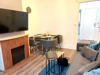 Télévision ou salle de divertissement dans l'établissement Plein centre- 90m Cathédrale - 2ch - 4 couchages - 6 personnes
