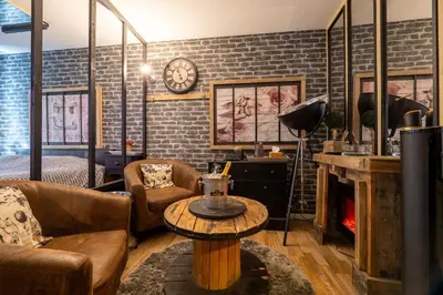 Coin salon dans l'établissement 50 Nuances de Bonheur - Love Room à Rouen