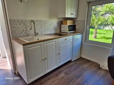 Cuisine ou kitchenette dans l'établissement Studio de plain-pied