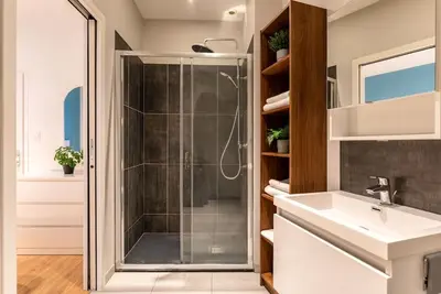 Salle de bains dans l'établissement L'appart du Général