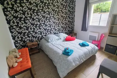 Un ou plusieurs lits dans un hébergement de l'établissement Petite maison, jardin privé clos, classée 3 étoiles