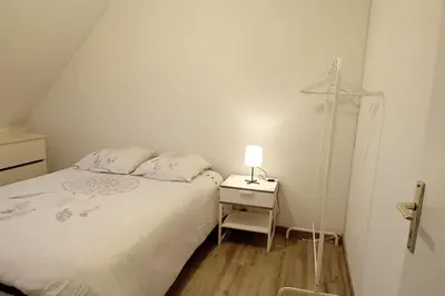 Un ou plusieurs lits dans un hébergement de l'établissement Maison indiv 2 chambres et coin salon