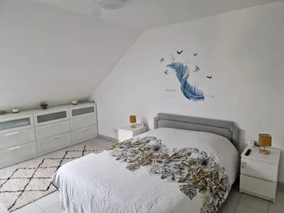 Un ou plusieurs lits dans un hébergement de l'établissement Maison calme avec jardin, vue champs et bois
