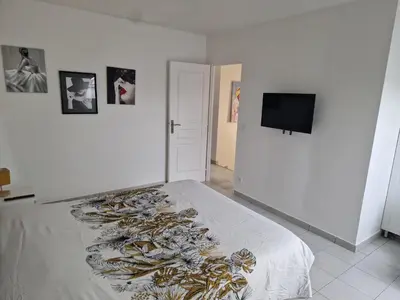 Télévision ou salle de divertissement dans l'établissement Maison calme avec jardin, vue champs et bois
