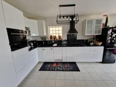Cuisine ou kitchenette dans l'établissement Maison calme avec jardin, vue champs et bois