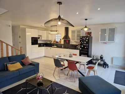 Cuisine ou kitchenette dans l'établissement Maison calme avec jardin, vue champs et bois